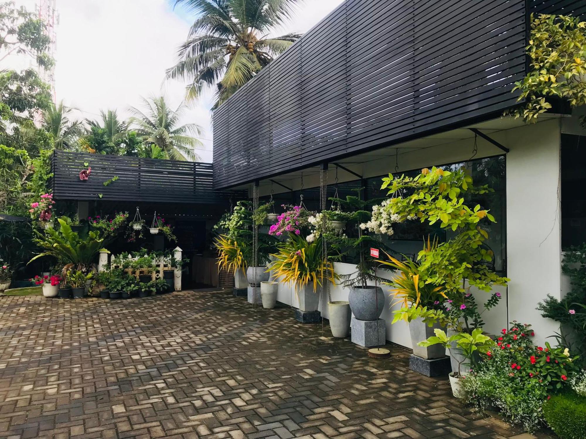 Pinidiya Resort Anuradhapura Exteriör bild